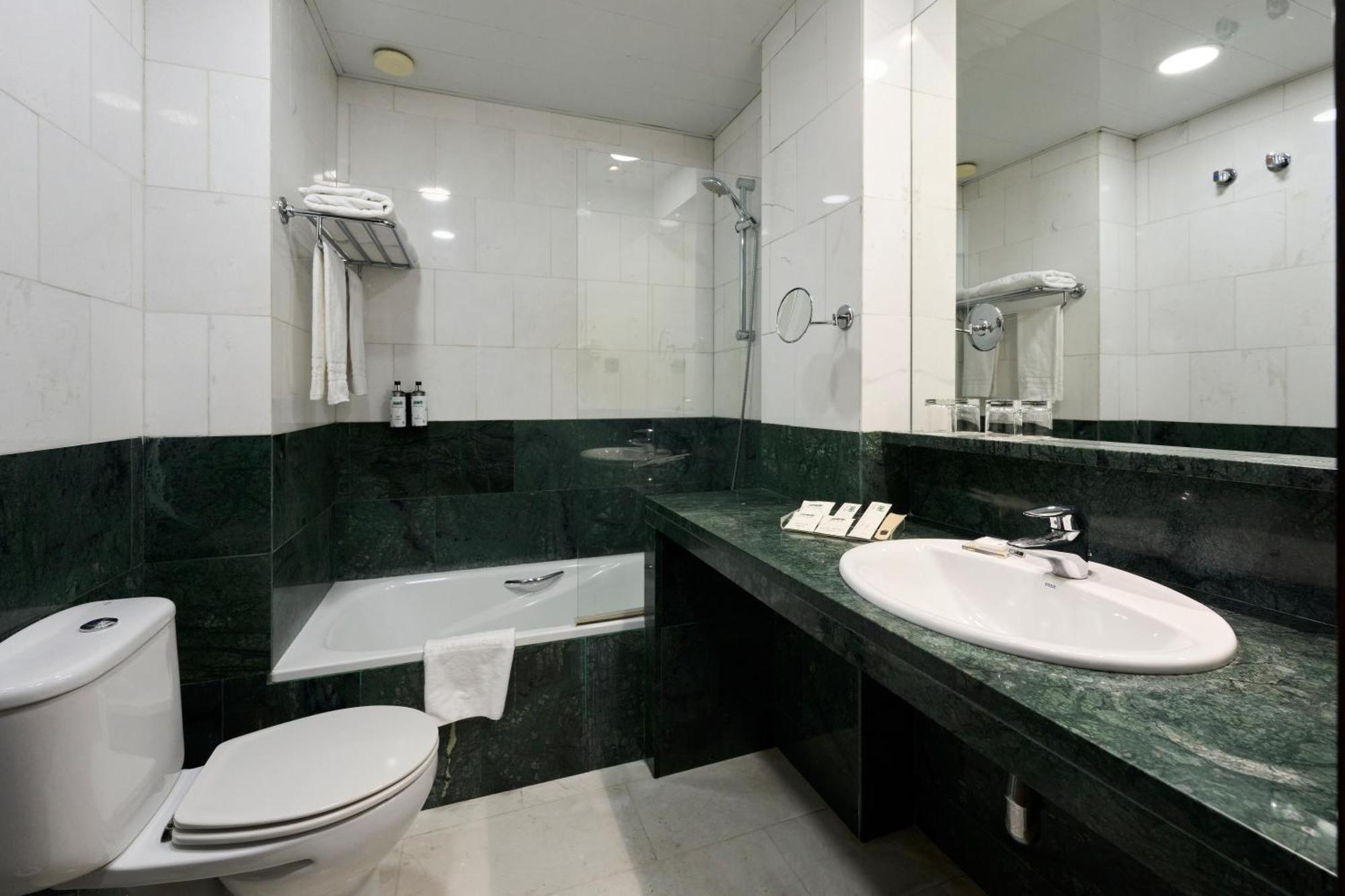 Catalonia Sagrada Familia Hotel Barcelona Ruang foto